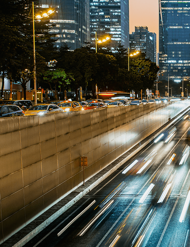 Tr&aacute;fico nocturno en la ciudad