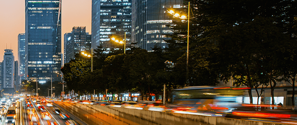 Autopista urbana por la noche