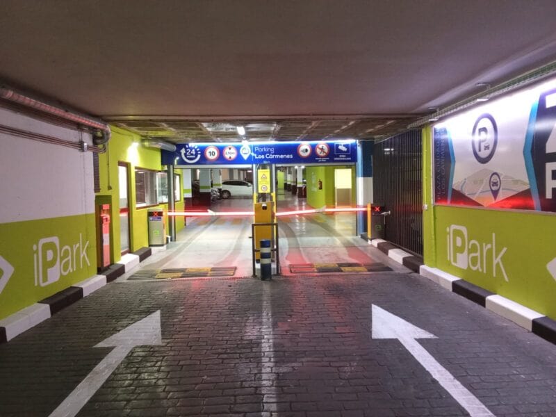 Barrera de entrada de un aparcamiento iPark