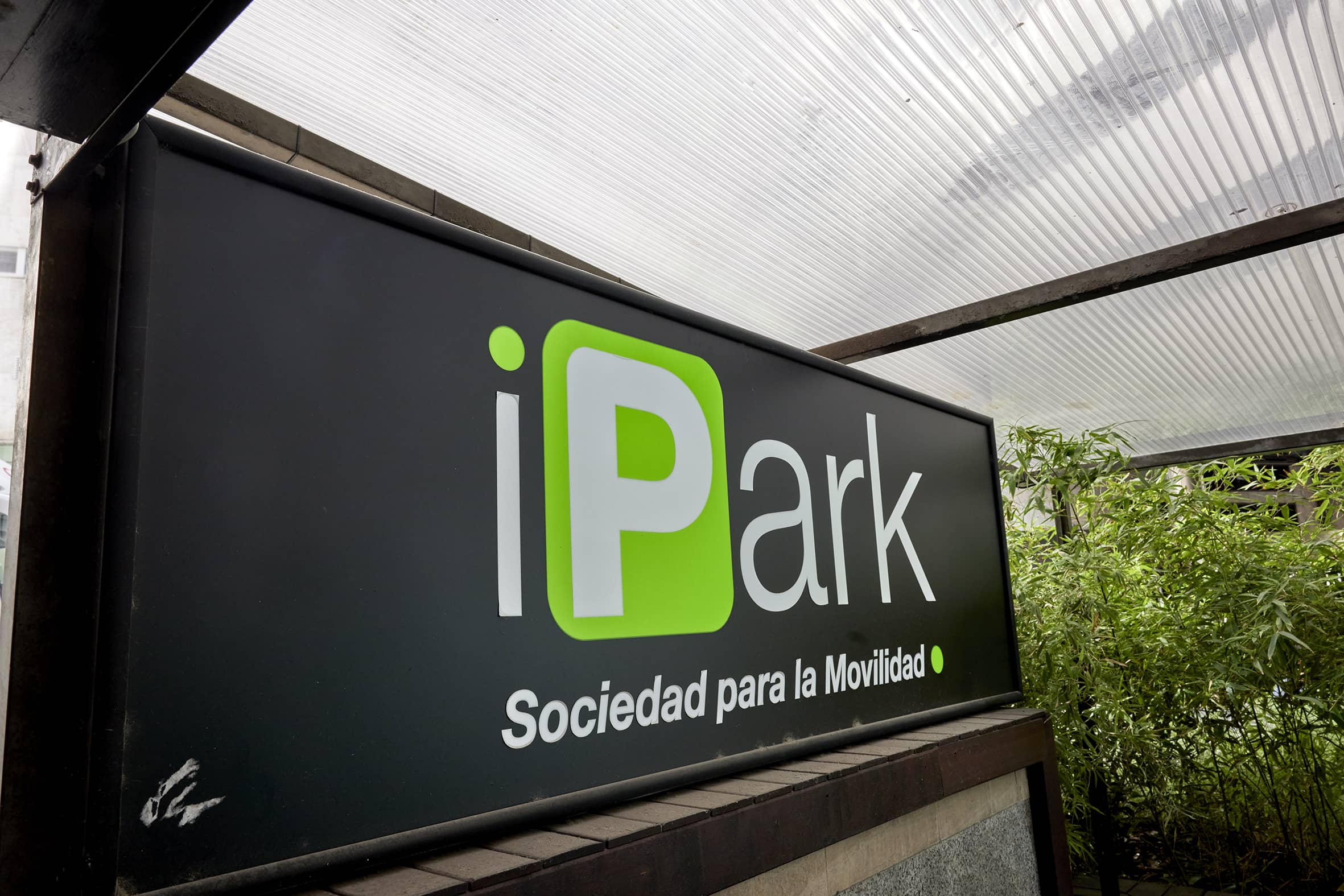 Se&ntilde;al de iPark en un entorno verde