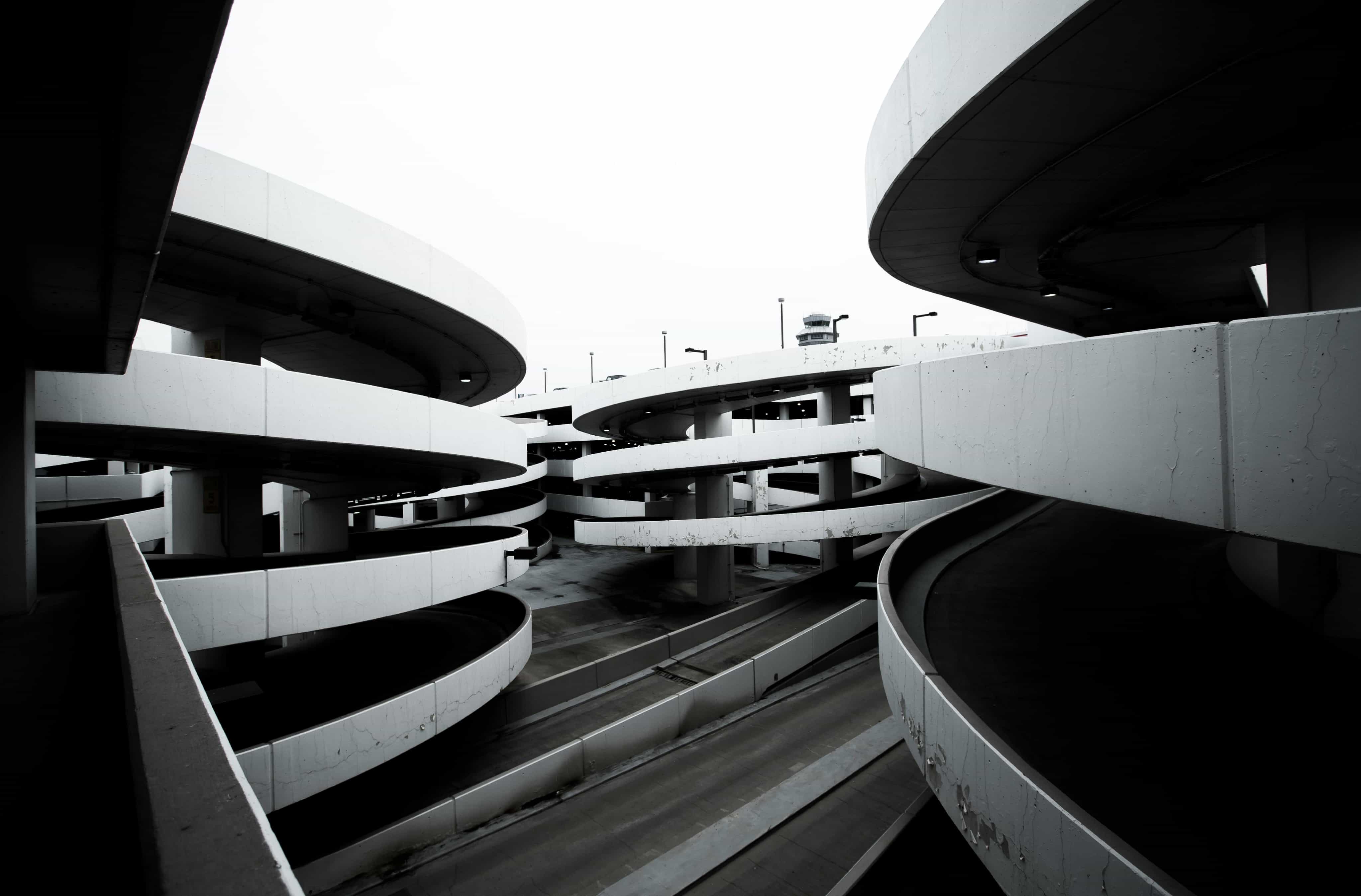 Interior de un aparcamiento moderno